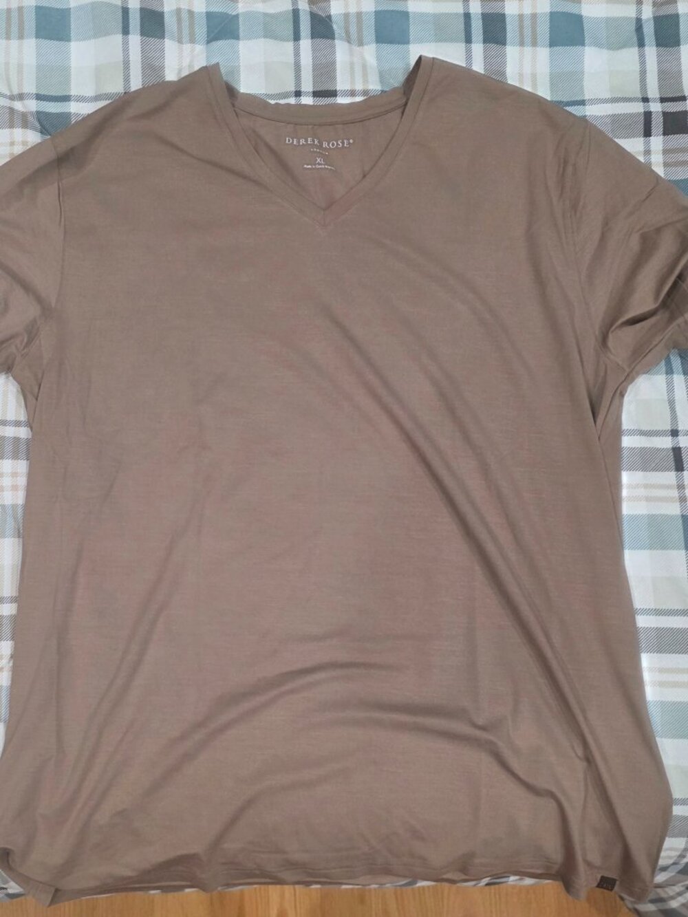 Derek rose XL v neck t shirt